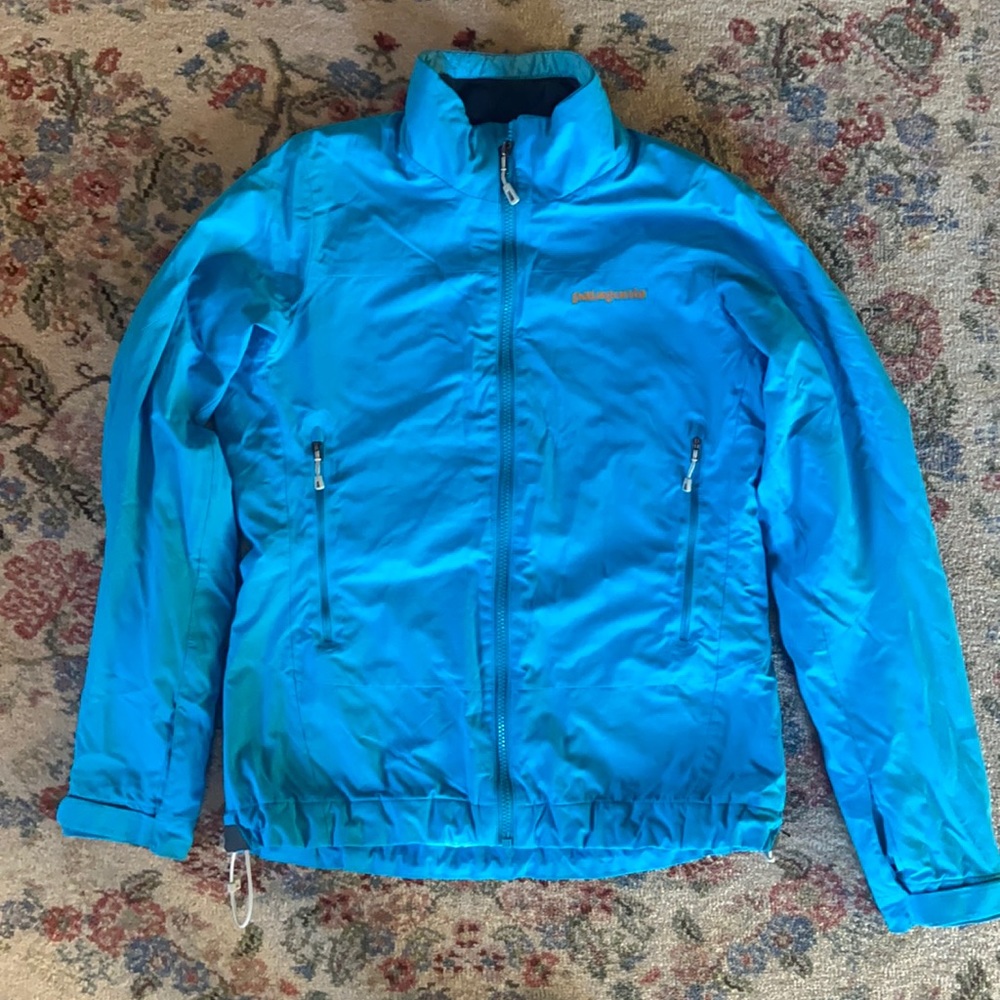 Blue winter women’s Patagonia jacket. Worn but in perfect condition.